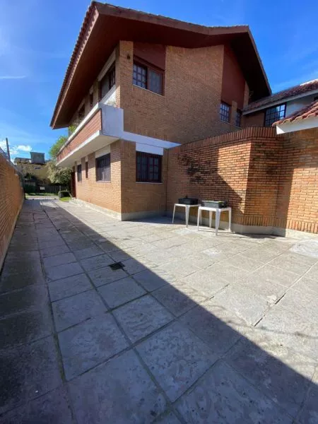 Sobrado com 4 quartos, 2 banheiros e 722m² à venda no bairro Laranjal, Pelotas