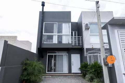 Sobrado com 2 quartos, 1 banheiro e 68m² à venda no bairro Laranjal, Pelotas