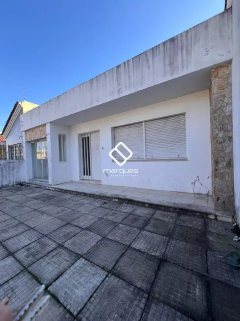 Casa com 3 quartos, 2 banheiros e 180m² à venda no bairro Centro, Pelotas