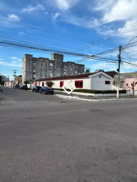 Casa com 3 quartos, 3 banheiros e 200m² à venda no bairro Centro, Pelotas